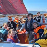 Kinder im Cockpit der Exodus beim Segeln