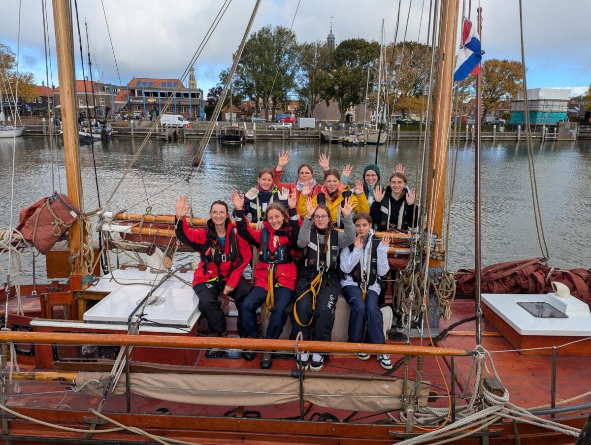 Gruppenbild des Mädchentörns an Deck der Exodus