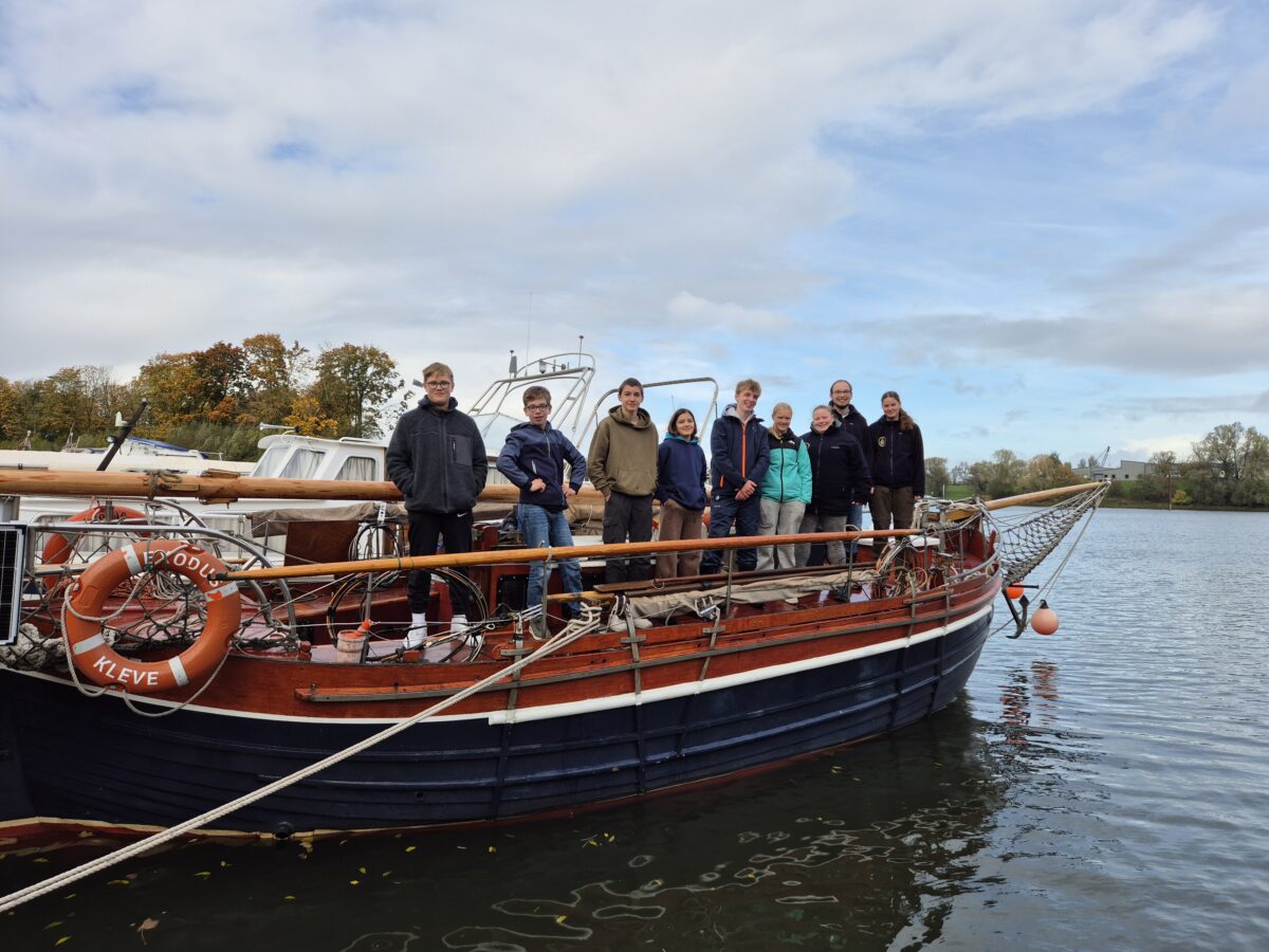 Gruppenbild des Herbsttörns 2 an Bord der Exodus mit gelegten Masten