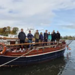 Gruppenbild des Herbsttörns 2 an Bord der Exodus mit gelegten Masten