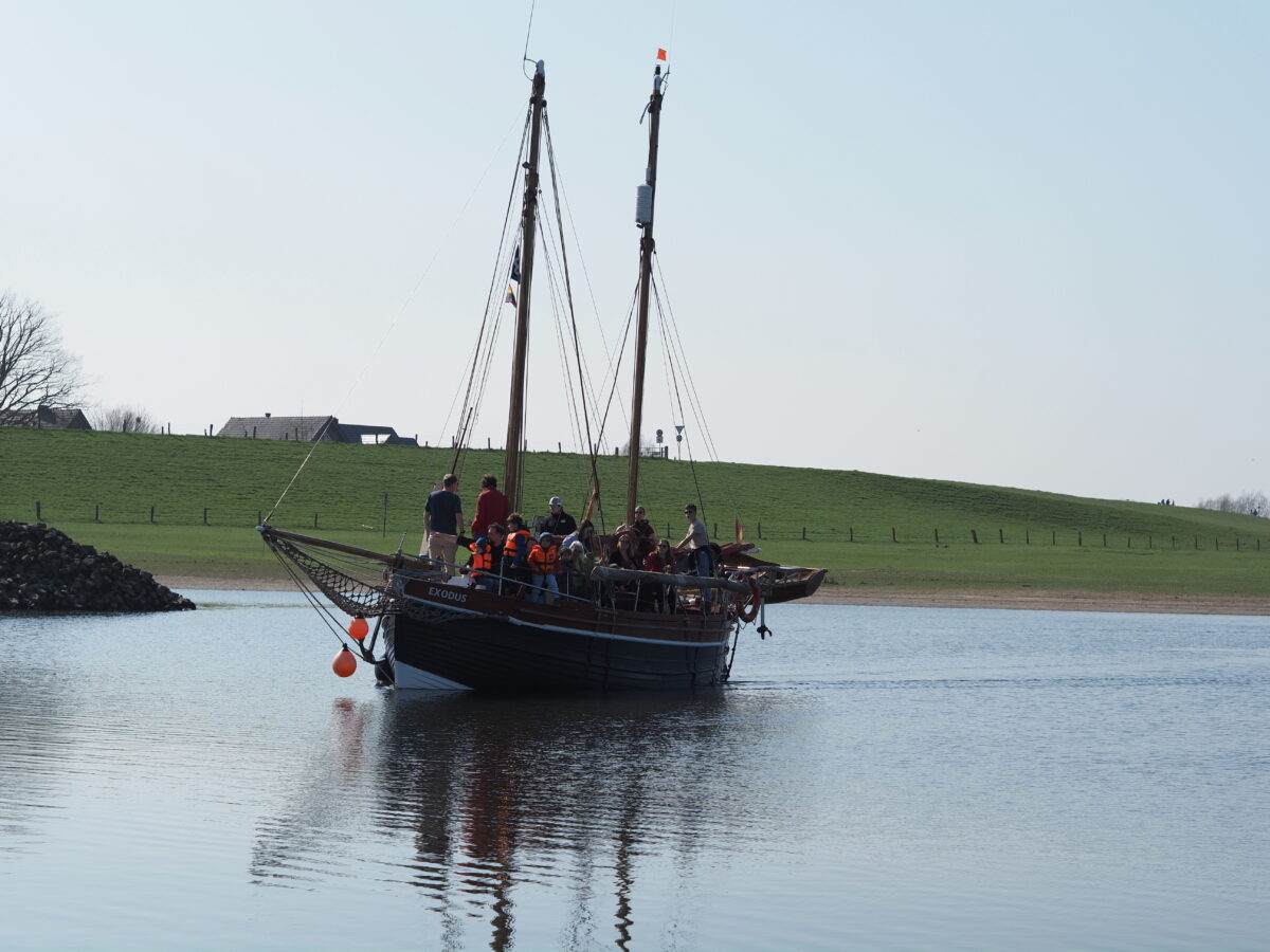 Exodus am Altrhein in Kleve mit vielen Menschen an Bord bei einer Ausfahrt