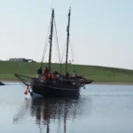 Exodus am Altrhein in Kleve mit vielen Menschen an Bord bei einer Ausfahrt