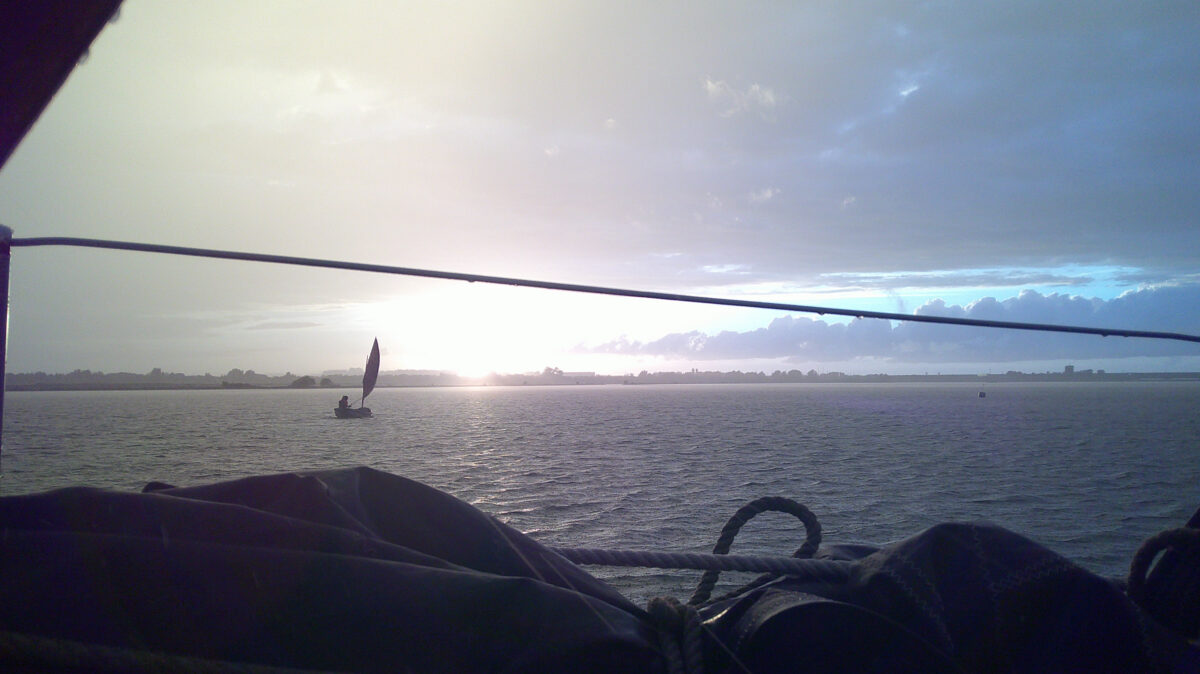 Das Beiboot segeln im Sonnenuntergang von der Exodus aus.