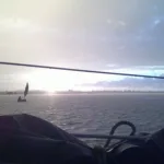 Das Beiboot segeln im Sonnenuntergang von der Exodus aus.